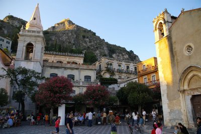 Taormina piazza.jpg