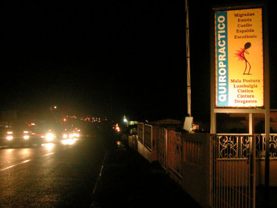 Quiropractica Costa Rica - Road Sign at Night