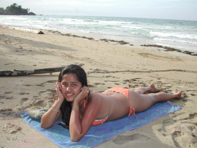 Debita Bronceando en Playa Rana Roja