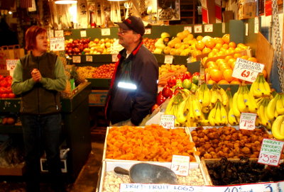 Fruit sellers discussing the meaning of Boneless Bananas