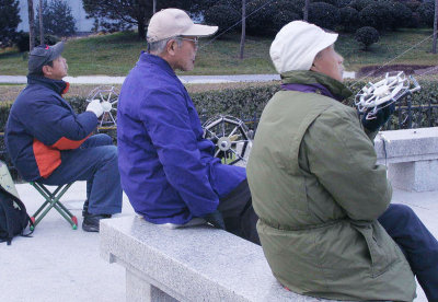 These gentlemen played chess, chatted and walked around with their kites over 1000 metres above them