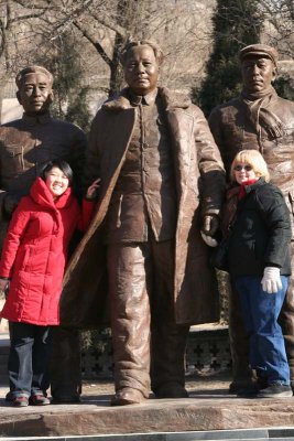 Heather and Janet with Hero's statue