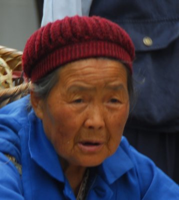 Chengdu - Huang Long peasant - selling her wares