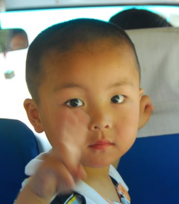 Yangshuo - cute kid in same mini-van