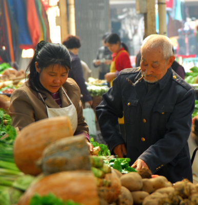 Chengdu haggling at the neighbourhood market