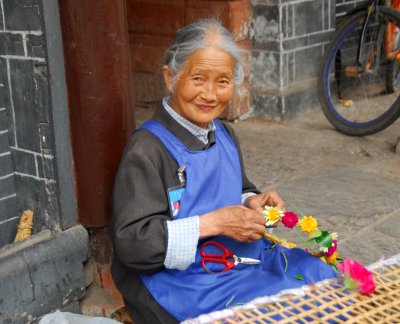Huang Long Xi - flower headband vendor