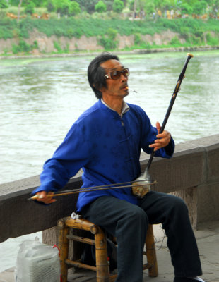 Huang Long Xi - Playing the Erhu          二胡