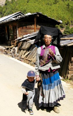 Shangri-La - Yi minority woman and child