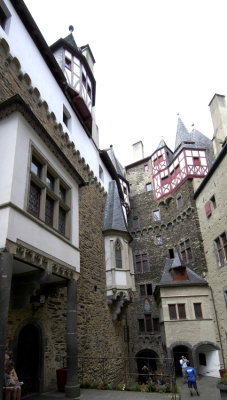 Castle-Eltz courtyard