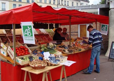 In Rouen, outdoor markets offer good options for lunch