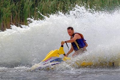 Kicking Up A Wake 66107 (crop)