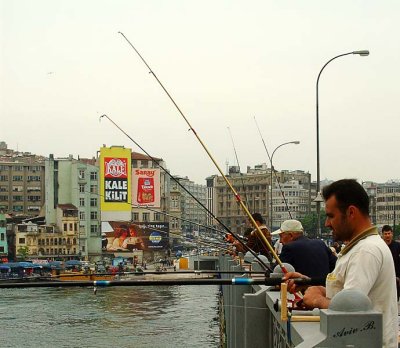 04128 - Fishermen on the Golden horn bridge / Istanbul - Turkey