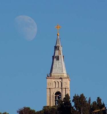 05078 - The moon of the church / Jerusalem - Israel