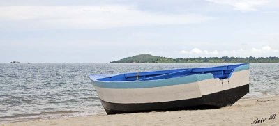 13031 - A lonely boat / Lake Malawi - Malawi