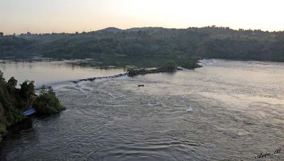 14456 - Alone against the current | Nile river / Jinja - Uganda
