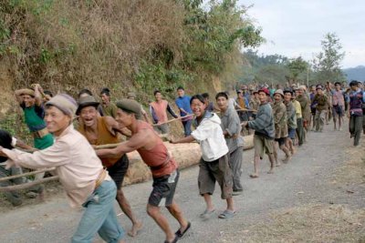 men of Pongchao transporting a trunk, the main post for the chief´s new house