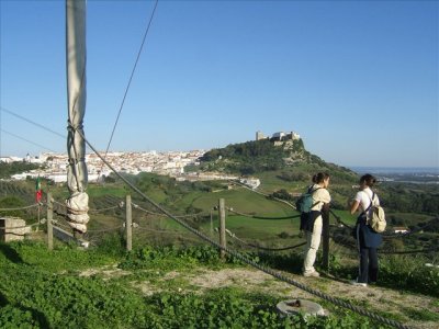 Natacha e Laura contemplam a paisagem.