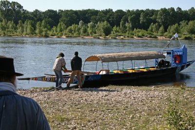 La pinasse s'amarre