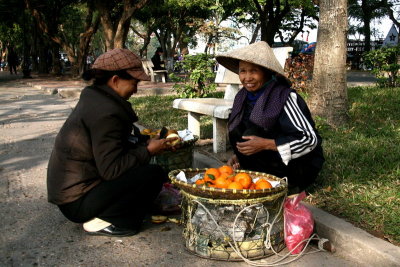 Vendeuse d'oranges dans un parc - Hanoi