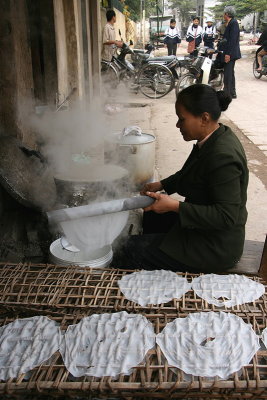 Confection de galettes de riz - Le Mat - Vietnam