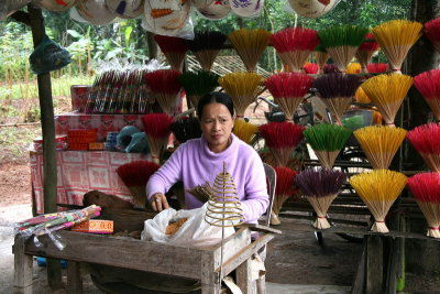 Fabrication de btons d'encens, autour de Hu - Vietnam