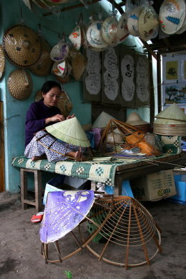 Confection de chapeaux chinois, prs de Hoi An - Vietnam