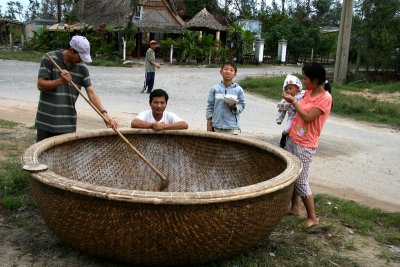 Calfatage de bateau-panier, prs de Hoi An - Vietnam