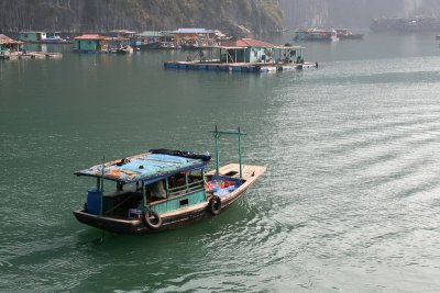 Bateau et ferme piscicole