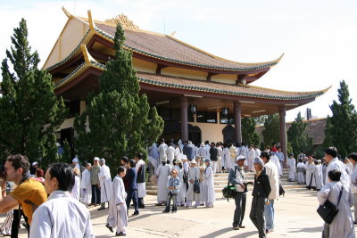 Le temple de Trc Lm, le jour de l'Illumination de Bouddha