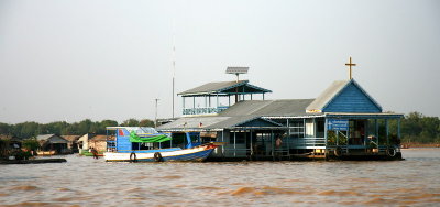 Une glise sur le Tonl Sap
