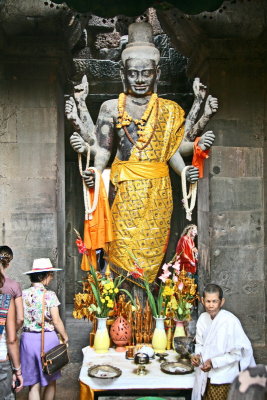 Statue et autel  l'intrieur d'Angkor Vat