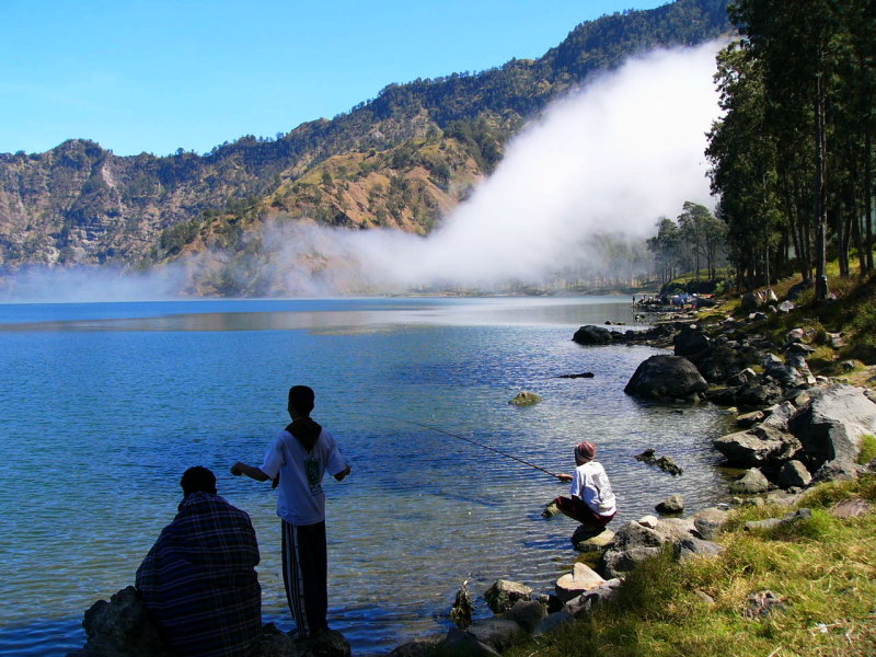 awan putih bergulung di atas danau