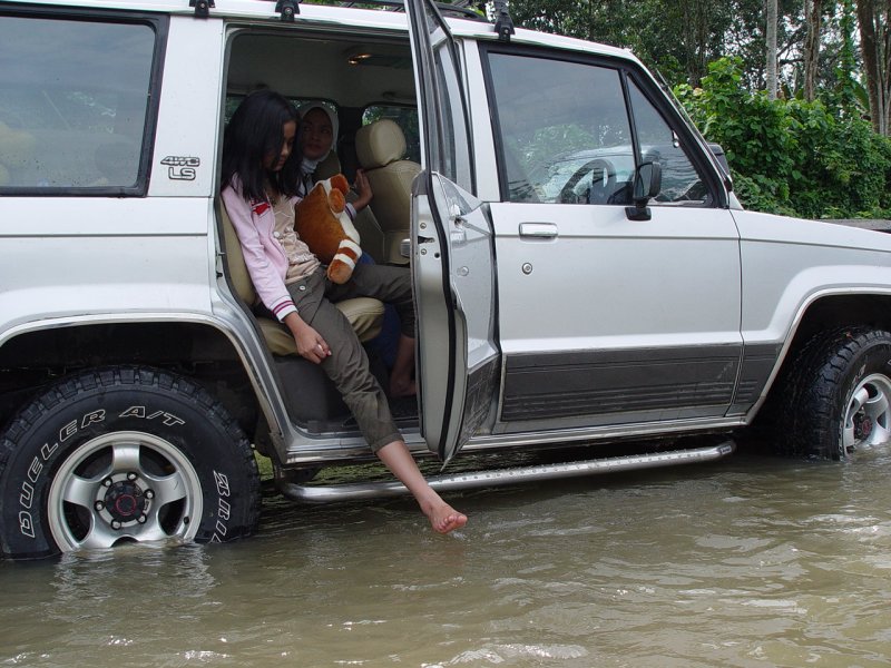 Main air sejenak di Kab Pasir Kaltim