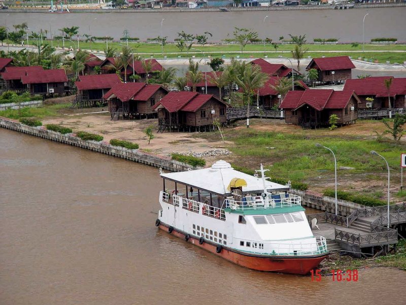 resort di tengah sungai Mahakam