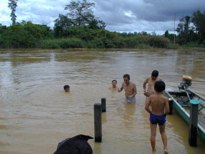 enak juga mandi pagi di pinggir sungai