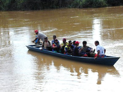 mengarungi sungai sangatta dgn ketinting