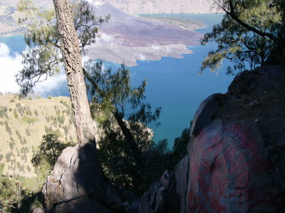 Danau Segara anak 1000 meter di bawah sana