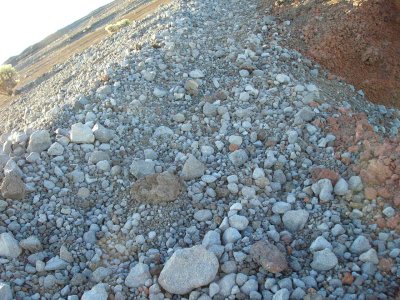 batu koral berserakan di punggungan bukit