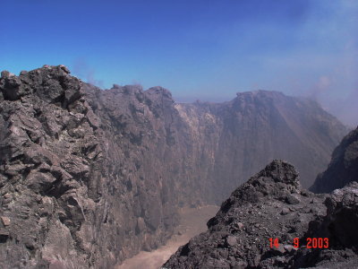 Jalur lava turun ke arah selatan - dilihat dari atas