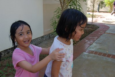 Dinda dan Greta lagi main basah2