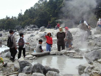 salah satu lubang air panas bumi