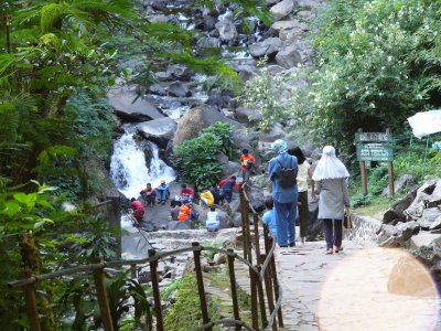 berendam di aliran sungai