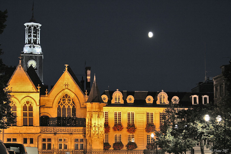 Larrire de lHtel de ville et le carillon