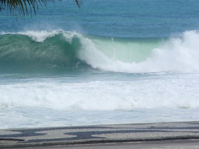 Onda quebrando na beira da praia - 01