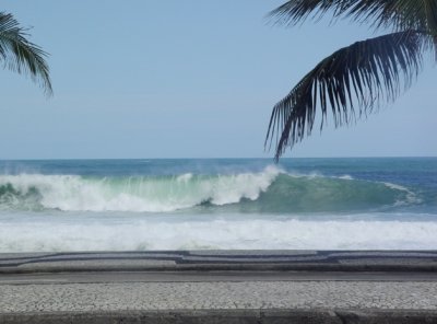 Onda quebrando na beira da praia - 01