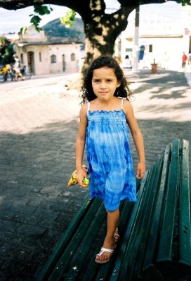 Menina prxima  Igreja de So Loureno dos ndios