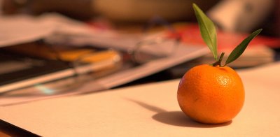 une mandarine sur mon bureau
