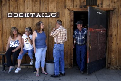 The locals take a smoke break at the longest bar in Bakersfield