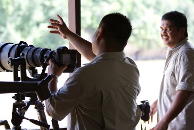 Kinabatangan - Choo Tse Chien and D2X and 600mm while chatting with Cede Predente