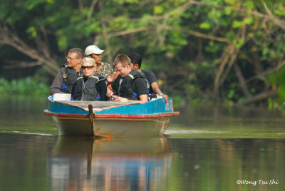 Kinabatangan - Tourist boat in Sukau